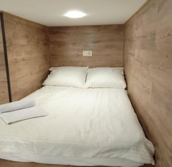 استودیوی استاندارد, Hostel Voyage