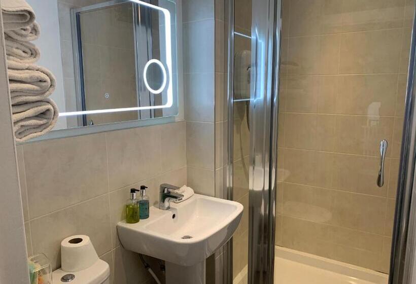 اتاق استاندارد سه نفره, Shrubbery Guest House