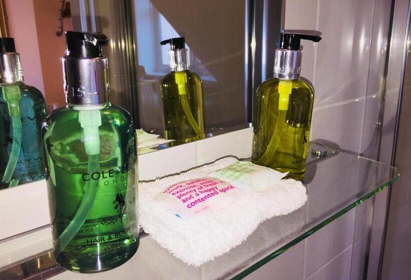 اتاق استاندارد سه نفره, Shrubbery Guest House