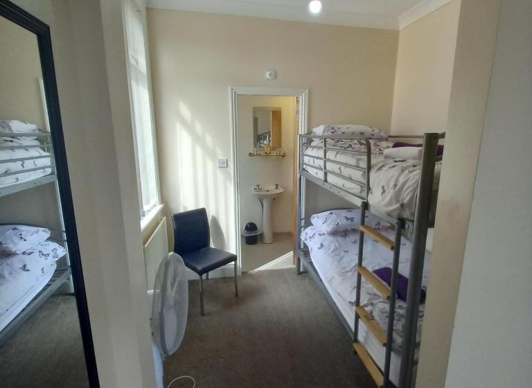 חדר משפחתי, Bayswater House