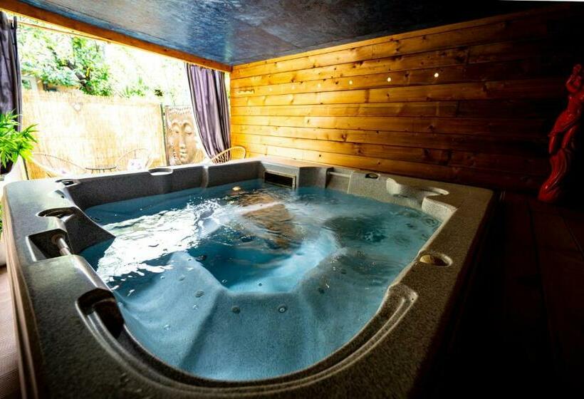 سوئیت با وان آب گرم, Studio Romantique Jacuzzi Ou Spa Balneo Privatif Et Jardin Au Temps Des Cerises La Ciotat