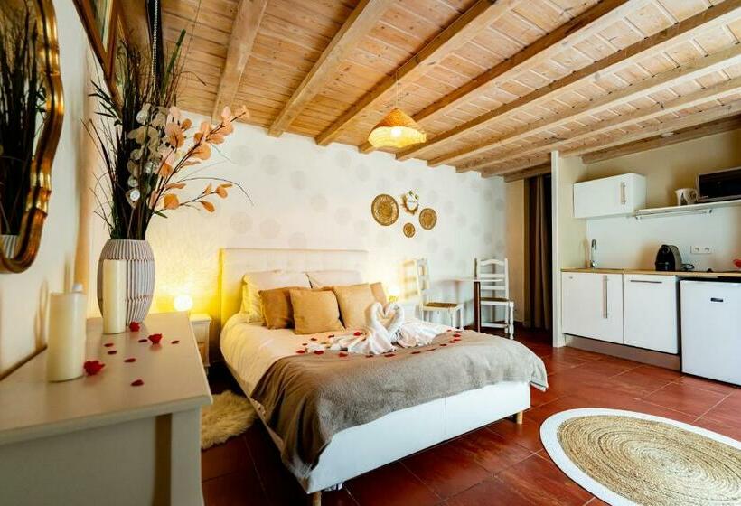 سوئیت با وان آب گرم, Studio Romantique Jacuzzi Ou Spa Balneo Privatif Et Jardin Au Temps Des Cerises La Ciotat