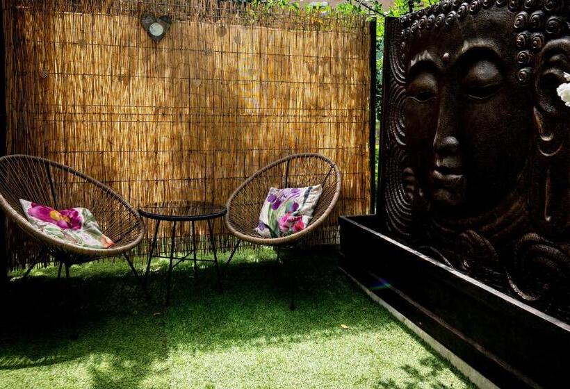 سوئیت با وان آب گرم, Studio Romantique Jacuzzi Ou Spa Balneo Privatif Et Jardin Au Temps Des Cerises La Ciotat