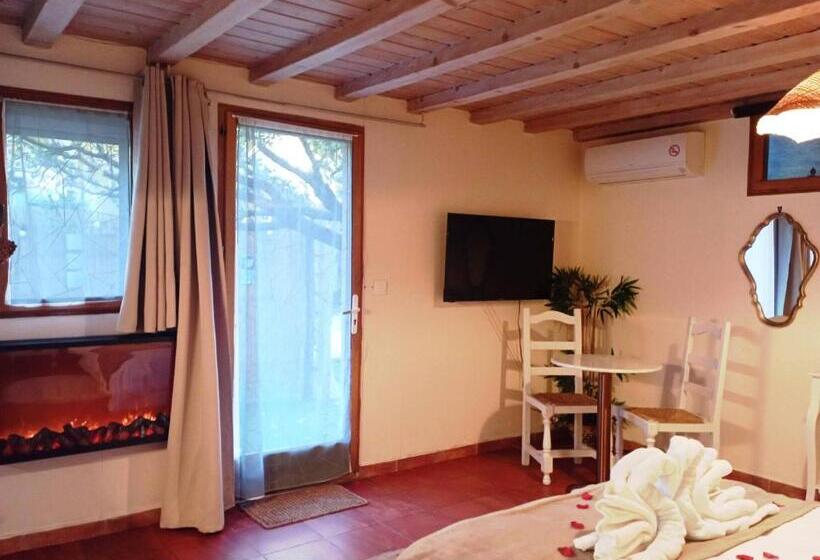 سوئیت با وان آب گرم, Studio Romantique Jacuzzi Ou Spa Balneo Privatif Et Jardin Au Temps Des Cerises La Ciotat