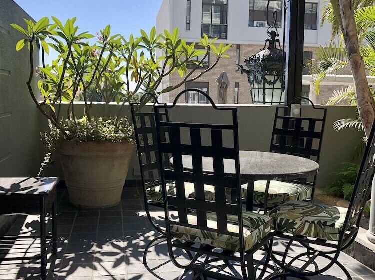 Апартаменты 3 Спальни, Romney Park Luxury Apartments