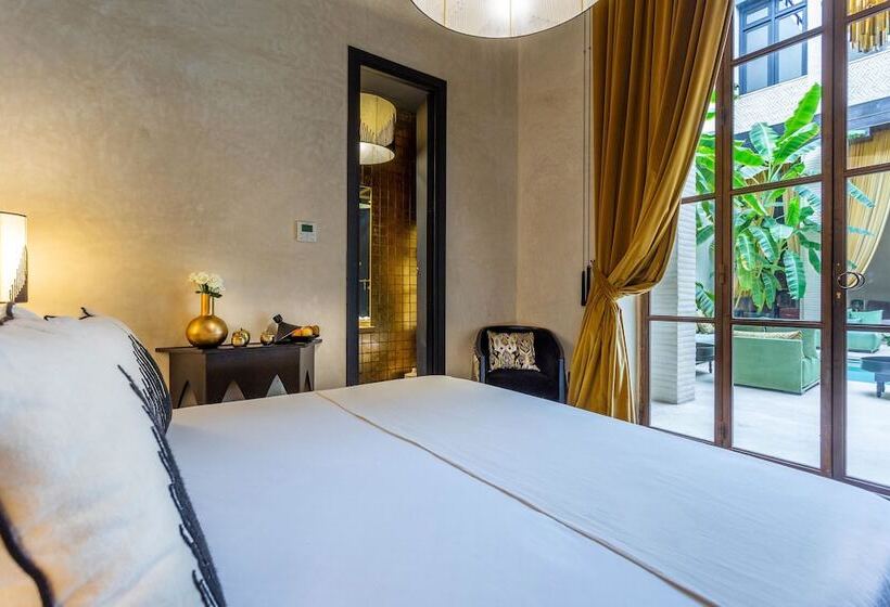 سوییت جونیور, Riad Tajania