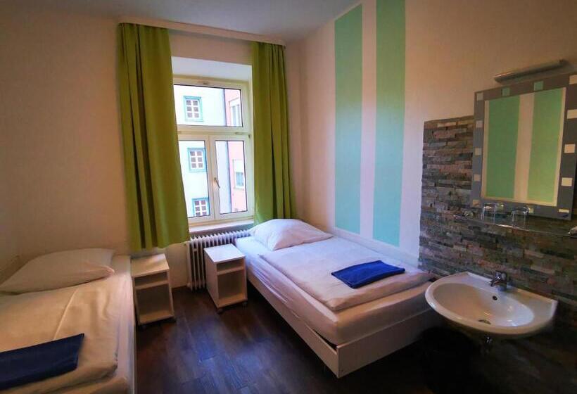 اتاق استاندارد با سرویس بهداشتی مشترک, City Hostel