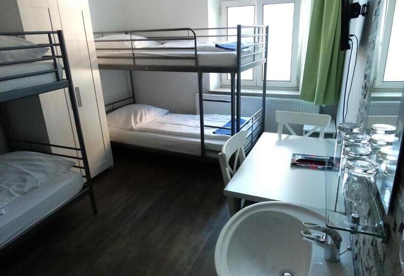 اتاق چهار تخته با دستشویی مشترک, City Hostel