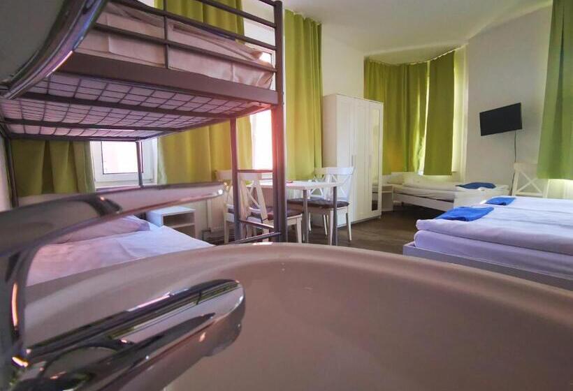 اتاق خانوادگی با سرویس بهداشتی مشترک, City Hostel