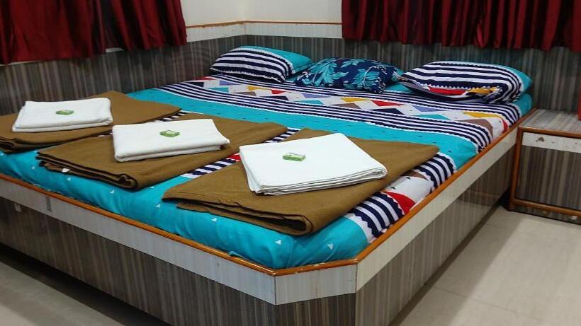 Номер Deluxe, Sai Raghunandan Guest House