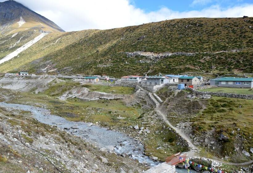 اتاق ساده سه‌ نفره, Machermo Lodge & Bakery