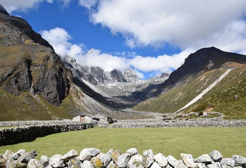 اتاق ساده سه‌ نفره, Machermo Lodge & Bakery