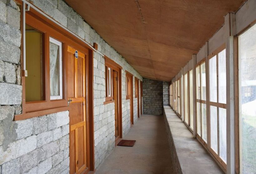 اتاق ساده سه‌ نفره, Machermo Lodge & Bakery