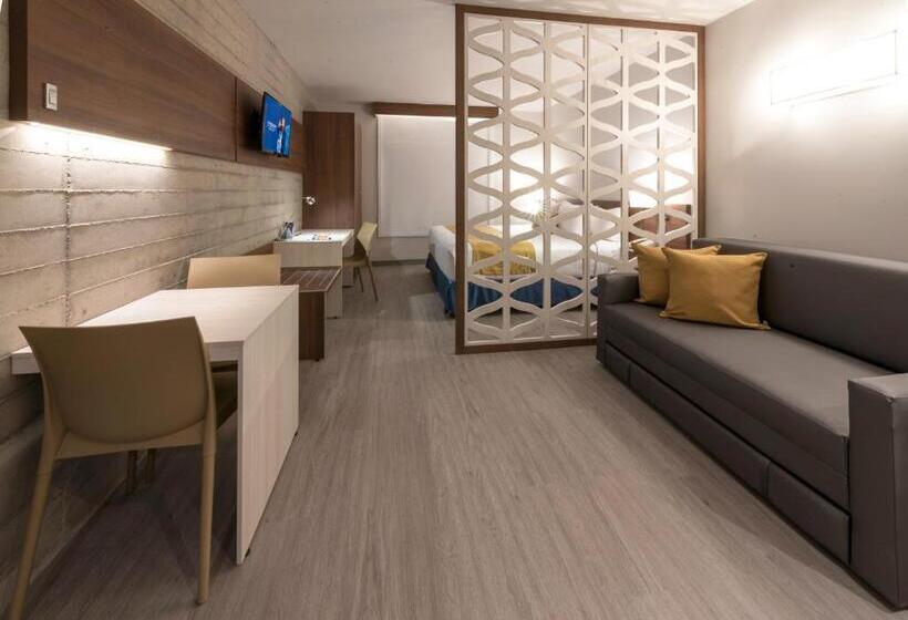 キングサイズベッドのスイートルーム, Microtel Inn & Suites By Wyndham Irapuato