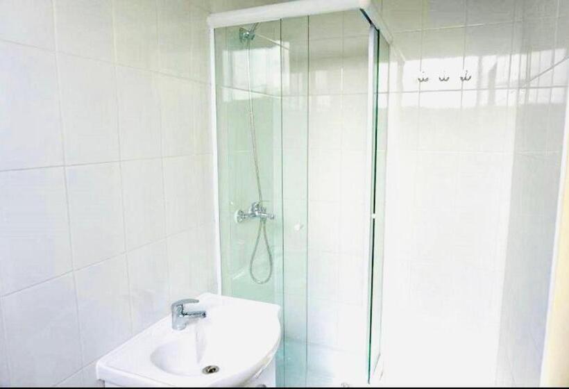 اتاق اکونومی, Blu Bascuñan