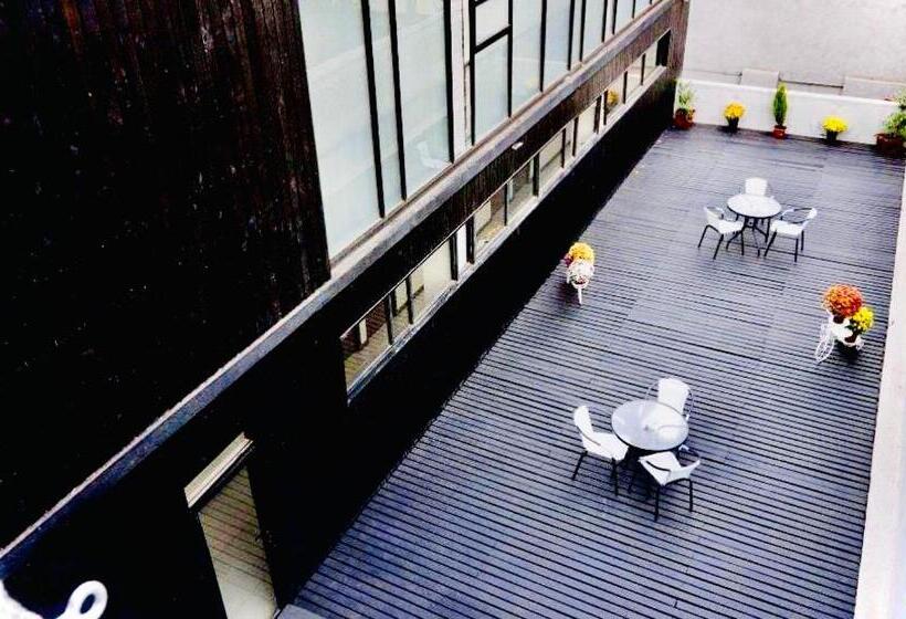 اتاق اکونومی, Blu Bascuñan