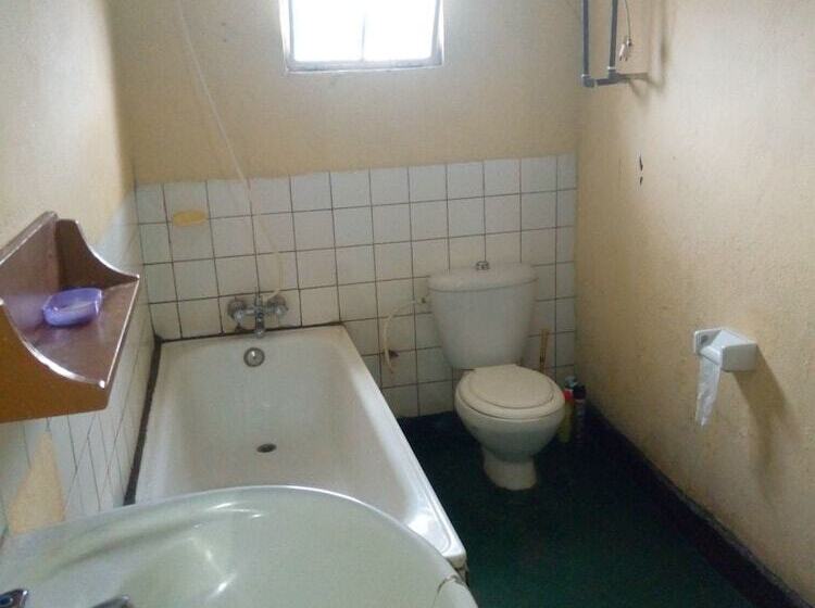 اتاق استاندارد یک تخته با سرویس بهداشتی مشترک, East Africa Amazon Guest House