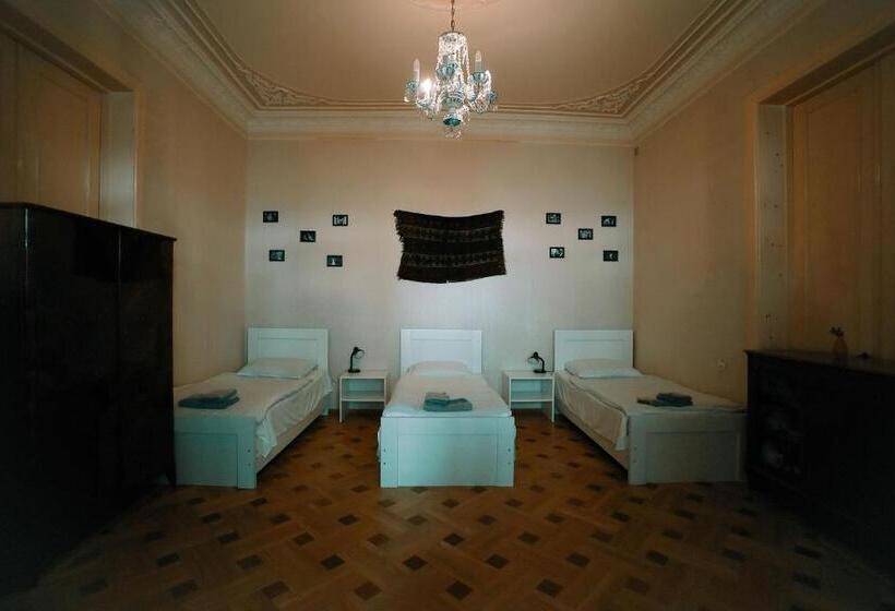 اتاق استاندارد سه تخته با سرویس بهداشتی مشترک, Guest House Old Kutaisi