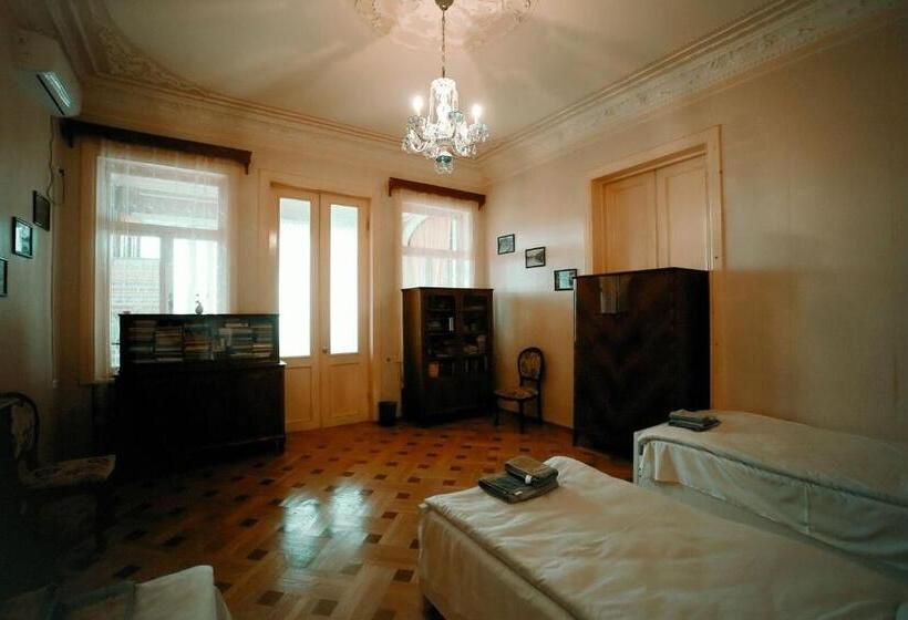 اتاق استاندارد سه تخته با سرویس بهداشتی مشترک, Guest House Old Kutaisi