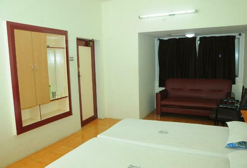 اتاق لوکس سه تخته, Radhakrishna By Oyo Rooms