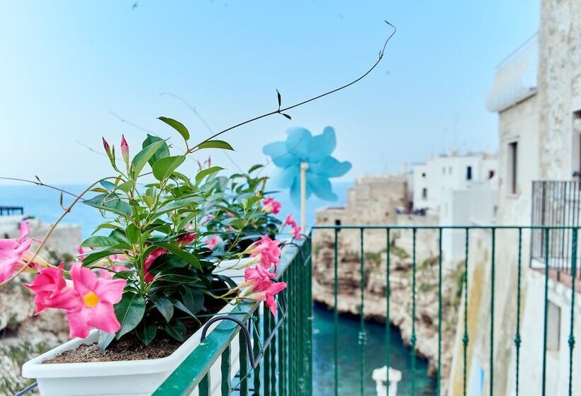 اتاق لوکس با بالکن و چشم‌انداز دریا, Posea  Polignano Sea Suites