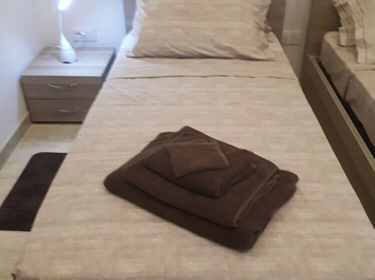 اتاق راحتی, Fauzia B&b
