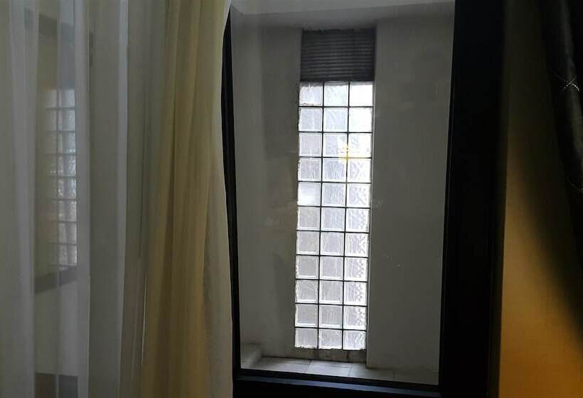 اتاق اکونومی, Darkhill