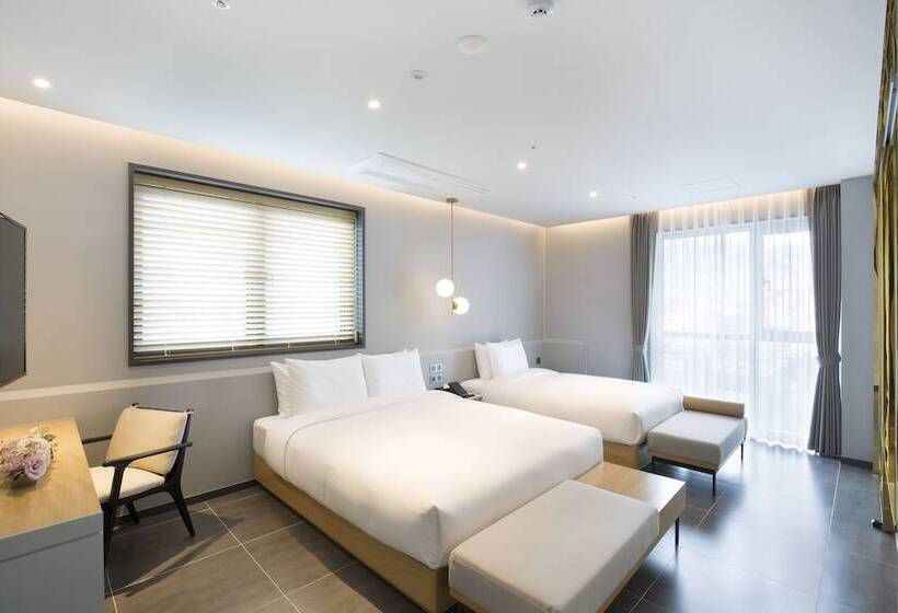 家庭间, Nampo Hound Hotel Premier