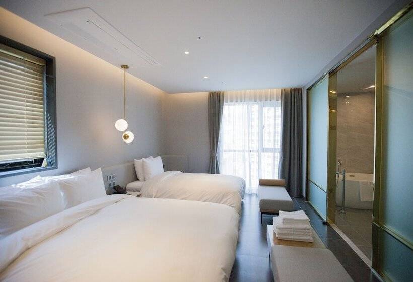 家庭间, Nampo Hound Hotel Premier