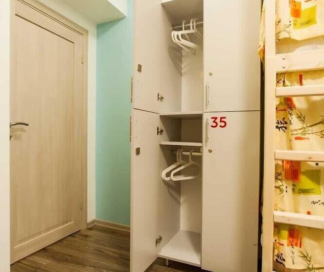 تختخواب در اتاق مشترک, «very Center» Hostel