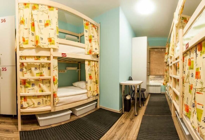 تختخواب در اتاق مشترک, «very Center» Hostel
