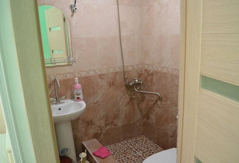 基本三人间, Mini Hotel Uyut On Prospekt Putina 8