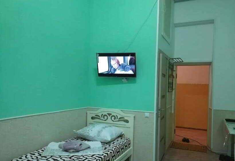 基本三人间, Mini Hotel Uyut On Prospekt Putina 8