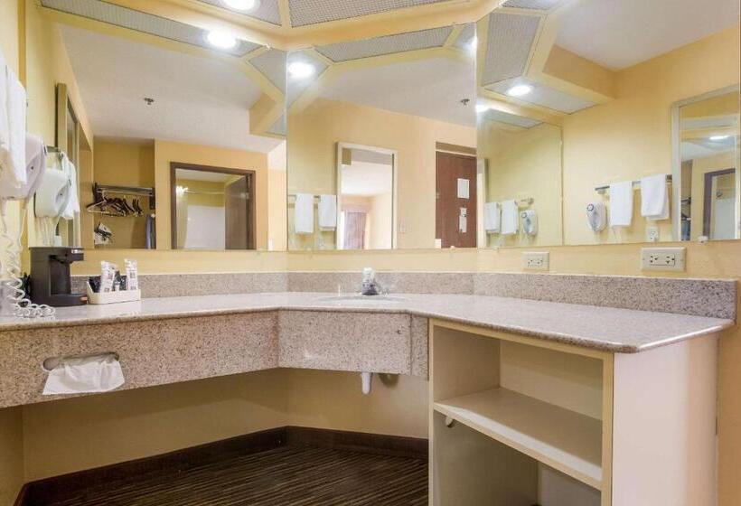 Люкс Deluxe Кровать Кинг, Quality Inn & Suites Cvg Airport