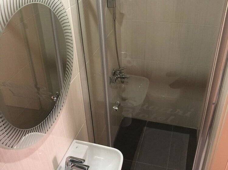 Family Suite, Suvari