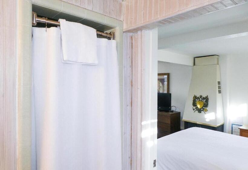 Номер Стандарт, Carmel Fireplace Inn