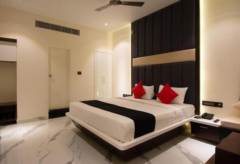 豪华三人间, Collection O Hotel Royal Benza