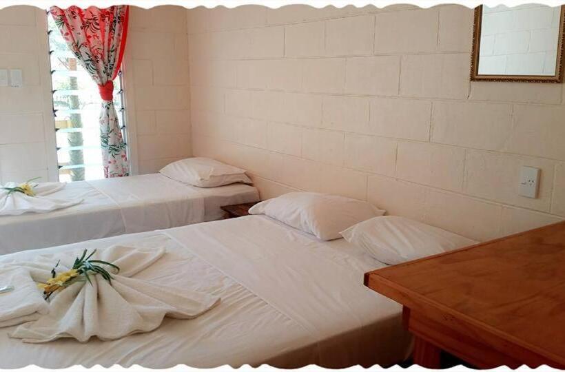 اتاق استاندارد سه تخته با سرویس بهداشتی مشترک, Transit Motel