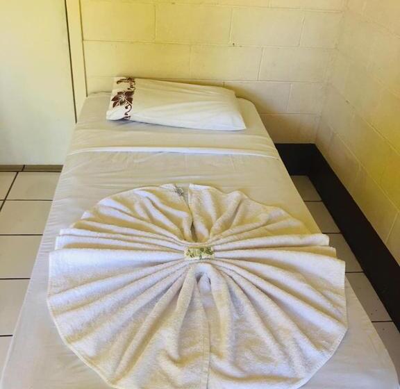 اتاق استاندارد سه تخته با سرویس بهداشتی مشترک, Transit Motel