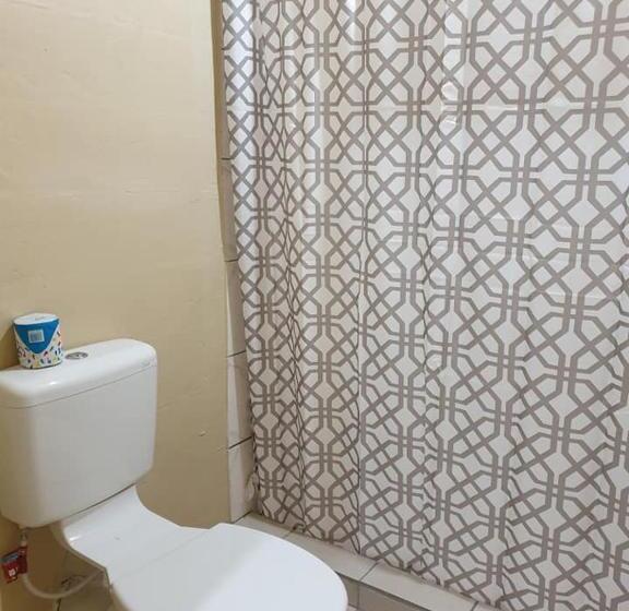 اتاق استاندارد سه نفره, Transit Motel