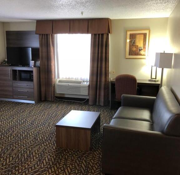 Deluxe Suite King Bed, Baymont By Wyndham Oklahoma City Airport