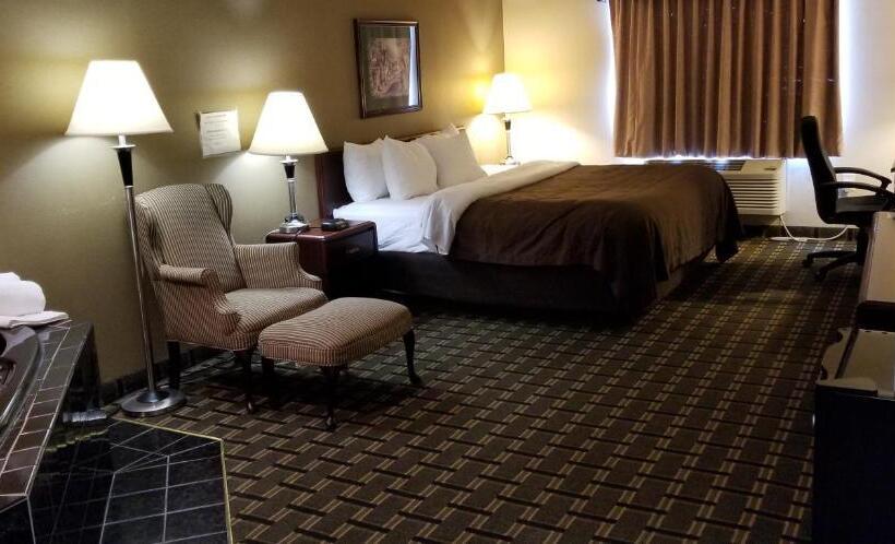 Люкс Кровать Кинг, Fairbridge Inn & Suites Batavia  Darien Amusement Park