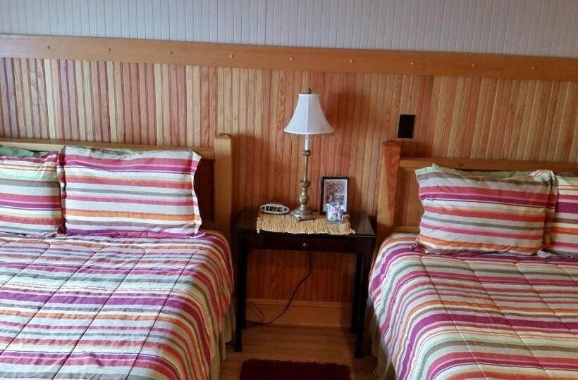 Семейный Номер, Whistling Winds Motel
