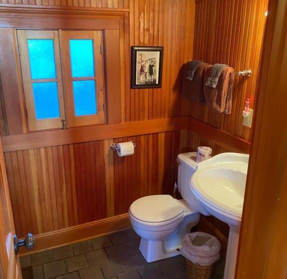 Номер Deluxe, Whistling Winds Motel