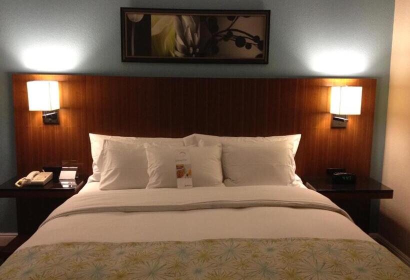 스탠다드 스튜디오, Doubletree By Hilton Chatsworth