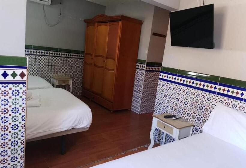 اتاق راحتی سه تخته, Hostal Avenida Andalucia   Solo Adultos