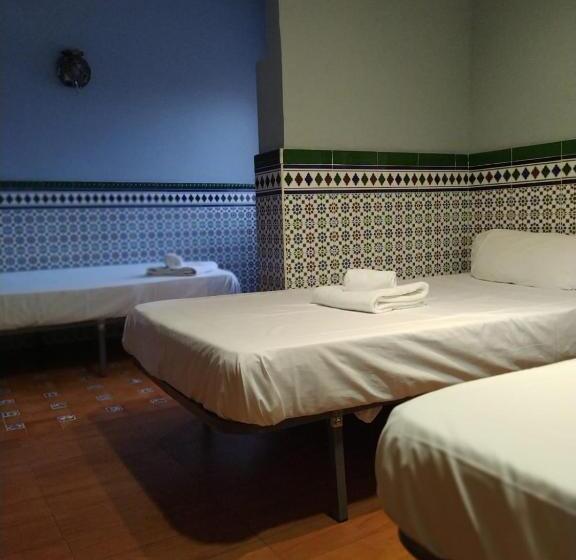اتاق راحتی سه تخته, Hostal Avenida Andalucia   Solo Adultos