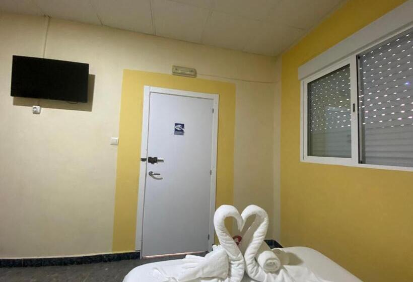 اتاق استاندارد با سرویس بهداشتی مشترک, Hostal Avenida Andalucia   Solo Adultos