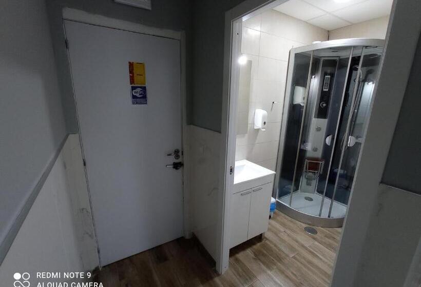 اتاق استاندارد با چشم‌انداز استخر, Hostal Avenida Andalucia   Solo Adultos