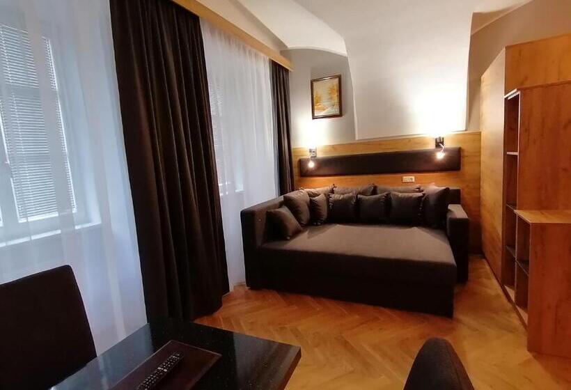 スタンダードスタジオ, Golden Star  Premium Apartments
